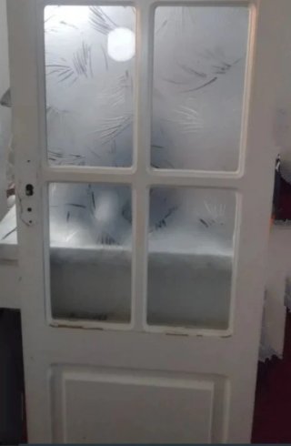 Puerta de madera con cristales decorados