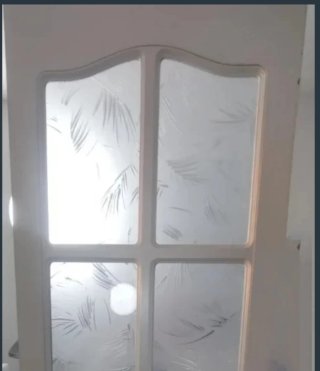 Puerta de madera con cristales decorados