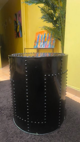 Taburete industrial negro con tachuelas