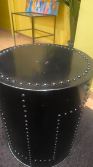 Taburete industrial negro con tachuelas