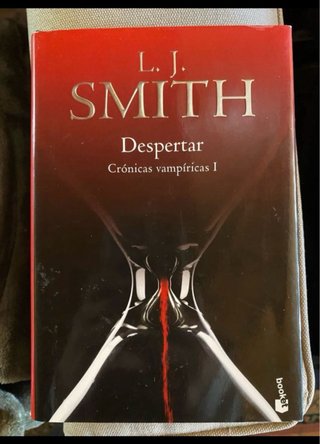 Libro “Despertar” saga cronicas vampiricas.