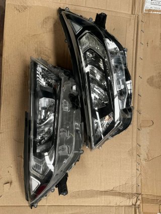 Emblema y faros Toyota Rav 4 2020
