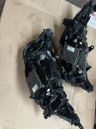 Emblema y faros Toyota Rav 4 2020