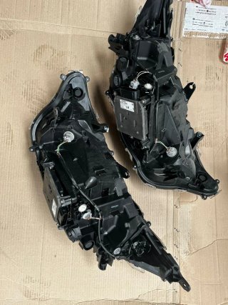 Emblema y faros Toyota Rav 4 2020