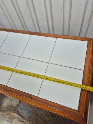 Botellero madera con superficie de azulejos