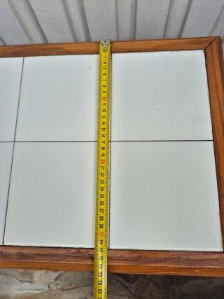 Botellero madera con superficie de azulejos