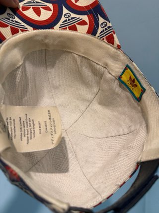 Gorra Gucci x Adidas Trefoil Estampada Roja