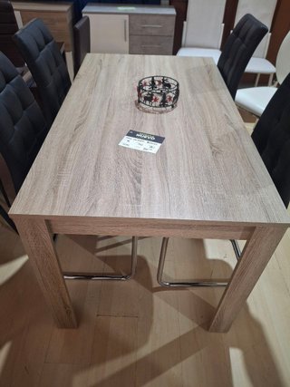 Mesa de comedor de madera y cuero
