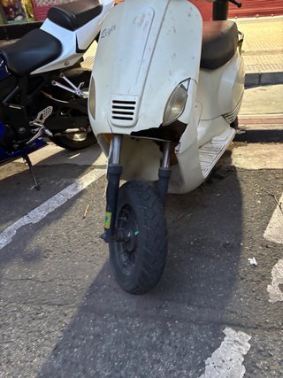 Moto tipo Vespa 125cc con caída en parado