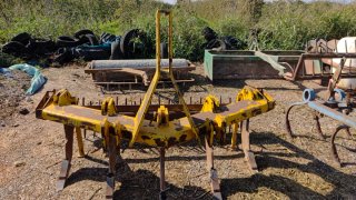 Subsolador agrícola amarillo