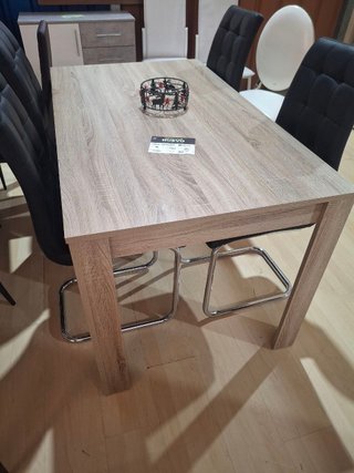 Mesa de comedor de madera