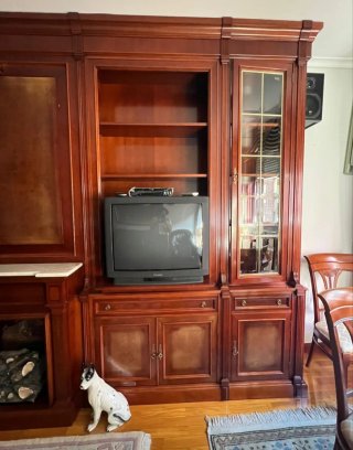 Mueble de madera con vitrina y chimenea