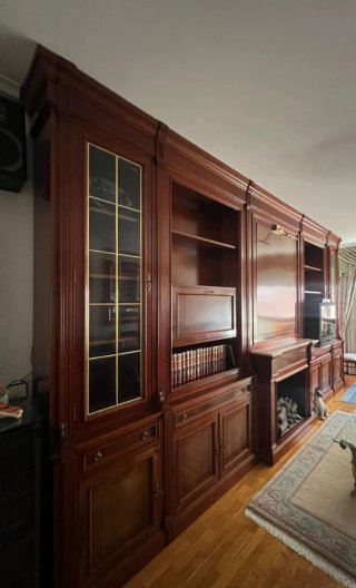 Mueble de madera con vitrina y chimenea
