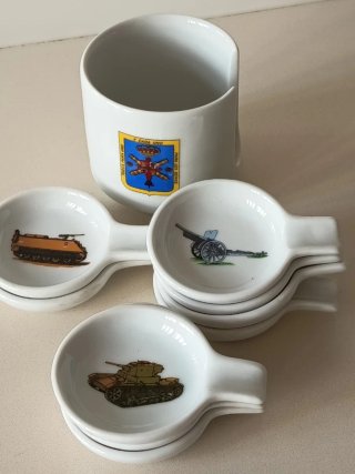 Utensilios de cerámica con dibujos militares