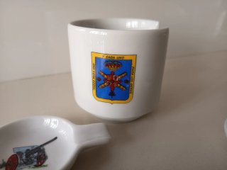 Utensilios de cerámica con dibujos militares