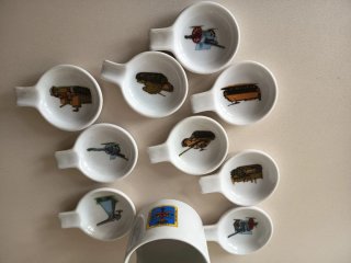 Utensilios de cerámica con dibujos militares