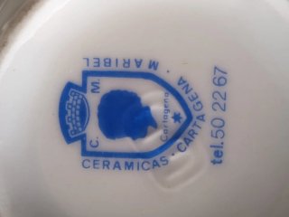 Utensilios de cerámica con dibujos militares