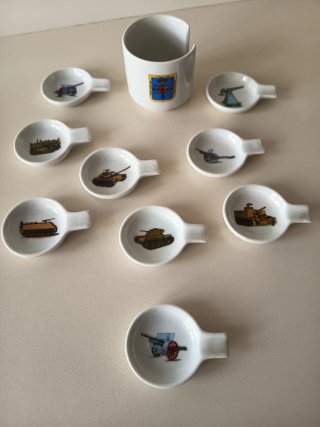Utensilios de cerámica con dibujos militares
