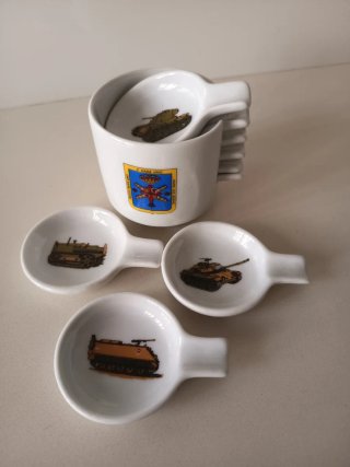 Utensilios de cerámica con dibujos militares