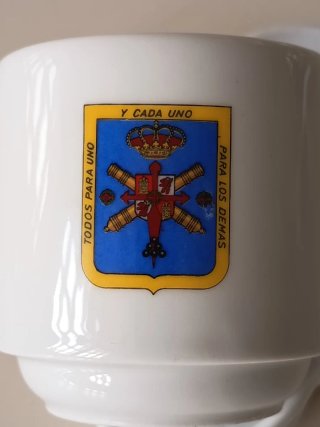 Utensilios de cerámica con dibujos militares
