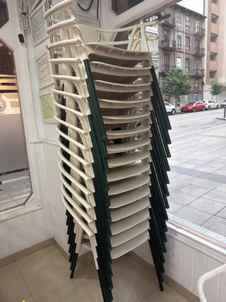 Sillas  San Miguel Blanca (8 euros unidad)