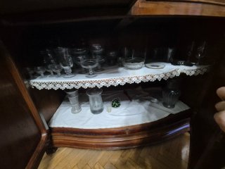 Mueble aparador de madera antiguo con espejo
