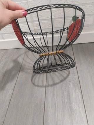 Frutero de hierro grande con diseño de fresa