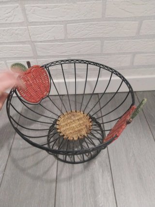 Frutero de hierro grande con diseño de fresa