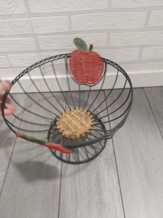 Frutero de hierro grande con diseño de fresa