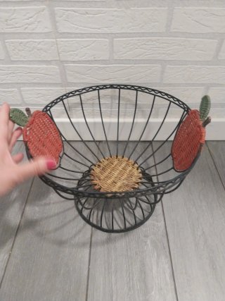 Frutero de hierro grande con diseño de fresa