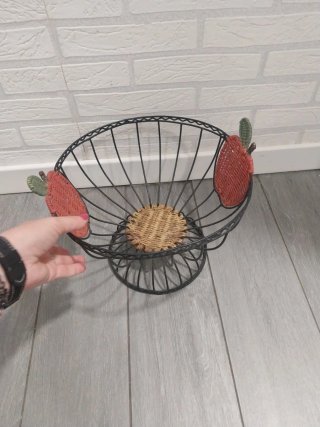 Frutero de hierro grande con diseño de fresa