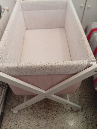 Cuna de bebé ,con patas plegables , bien conserva