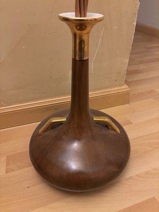 Jarrón de ceramica marron y dorado
