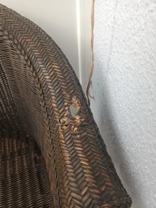 Sillón de mimbre marrón oscuro