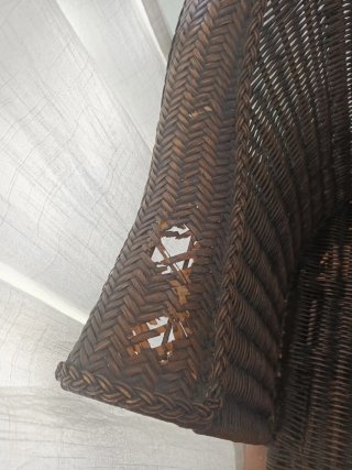Sillón de mimbre marrón oscuro