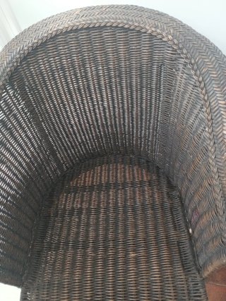 Sillón de mimbre marrón oscuro