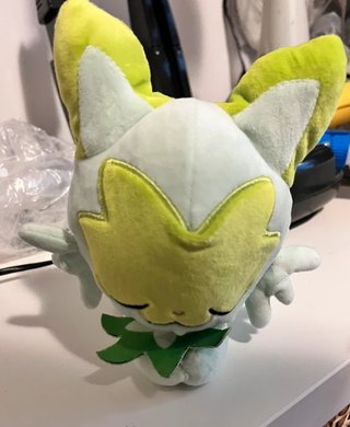 Peluche Sprigatito Pokémon Dormiente