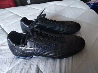 Botas de fútbol Joma multitacos negras y azules