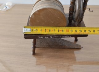 1€ Rueca de madera con posavasos
