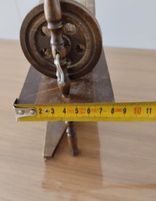 1€ Rueca de madera con posavasos