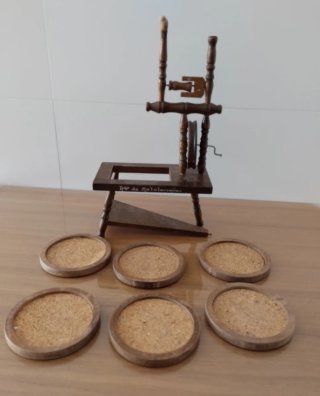 1€ Rueca de madera con posavasos
