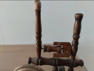 1€ Rueca de madera con posavasos