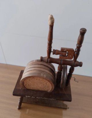 1€ Rueca de madera con posavasos