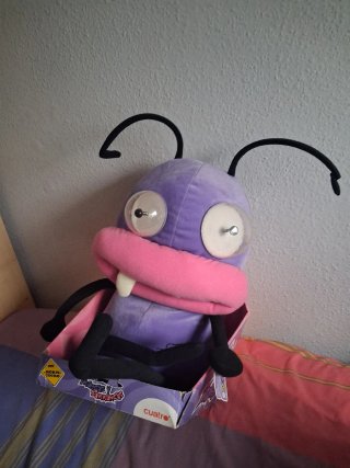 Muñeco morado con ojos saltones