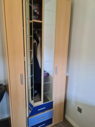 Armario de madera con puertas de espejo