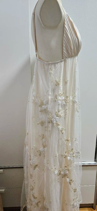 Vestido largo beige con bordados dorados
