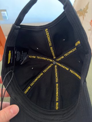 Gorra y Botella Technogym Negra y Amarilla