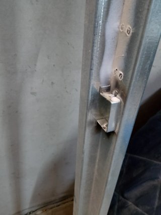 1 puerta  para Registro de  Instalaciones