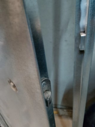 1 puerta  para Registro de  Instalaciones