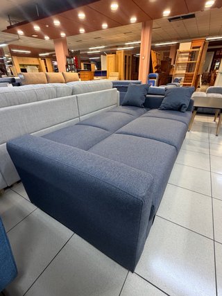 Sofá cama gris con arcón